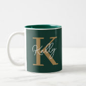 Modern Emerald Green Gold Monogram Script Zweifarbige Tasse (Links)
