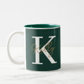 Modern Emerald Green Monogram Script Zweifarbige Tasse (Links)
