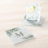 Modern Eukalyptus Botanisches Monogramm Glasuntersetzer (Schrägansicht)