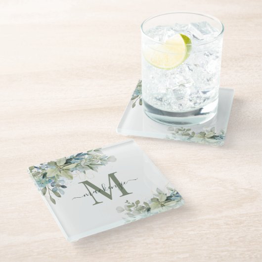 Modern Eukalyptus Botanisches Monogramm Glasuntersetzer (Schrägansicht)