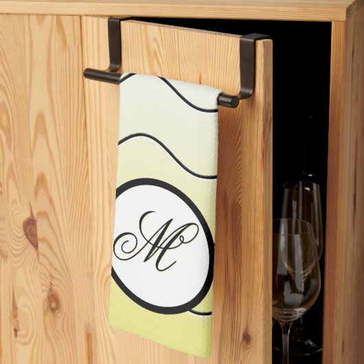 Modern Family Initial on Ombré Butter Yellow Geschirrtuch (Drittel gefaltet)