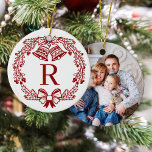 Modern Family Monogram Christmas Foto Keramik Ornament<br><div class="desc">Dieses moderne minimalistische,  monogramm Weihnachtsschmuck hat einen stilvollen Handkranz um den Anfang an auf der Vorderseite und eine Fotovorlage auf der Rückseite.</div>