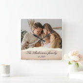 Modern Family Photo & Personalized Name Gift Quadratische Wanduhr (Zuhause)