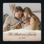 Modern Family Photo & Personalized Name Gift Quadratische Wanduhr<br><div class="desc">Modern Family Photo & Personalized Name Gift</div>