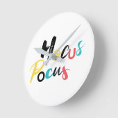 Modern, farbenfroh, lustig, cool, trendig Hocus Po Runde Wanduhr (Winkel)