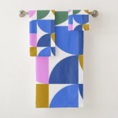 Modern farbiges geometrisches Muster Blau Gold Pin Badhandtuch Set (Insitu)