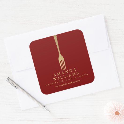 Modern Faux Gold Fork Catering Logo on Red Quadratischer Aufkleber (Umschlag)