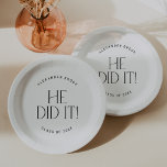 Modern Fete | Minimal er hat es Abschluss gemacht Pappteller<br><div class="desc">Diese moderne Fete,  die er tat es Abschluss Papier Teller sind perfekt für ein einfaches grad Party. Das Design besticht durch eine elegante boho Typografie mit einer Touch von elegantem Stil in minimalistischem Schwarz-Weiß. Personalisieren Sie Ihre Teller mit dem Namen des Absolventen und des Jahrs der Klasse.</div>