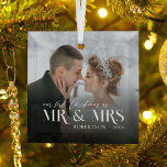 Modern First Christmas Mr. & Mrs. Newlywed Foto Ornament Aus Glas<br><div class="desc">Dieses moderne minimalistische personalisierte Newlyweds Weihnachtsglas-Ornament verfügt über eine Fotovorlage mit eleganter Overlay-Typografie "Mr. & Mrs." mit Name und Jahr.</div>