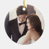 Modern First Christmas Verheiratete Liebe Hochzeit Keramik Ornament (Hinten)