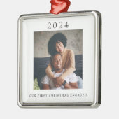 Modern First Christmas Verlobt Foto Ornament Aus Metall (Links)