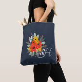 Modern Floral Bouquet Monogram Blue Tasche (Von Nahem)