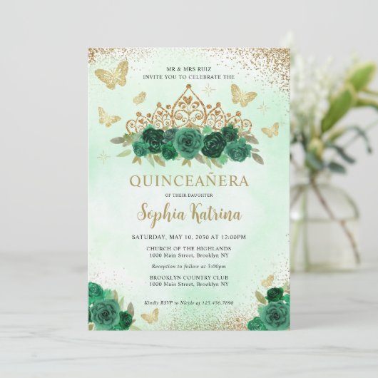 Modern Floral Emerald Green Gold Tiara Quinceañera Einladung (Stehend Vorderseite)