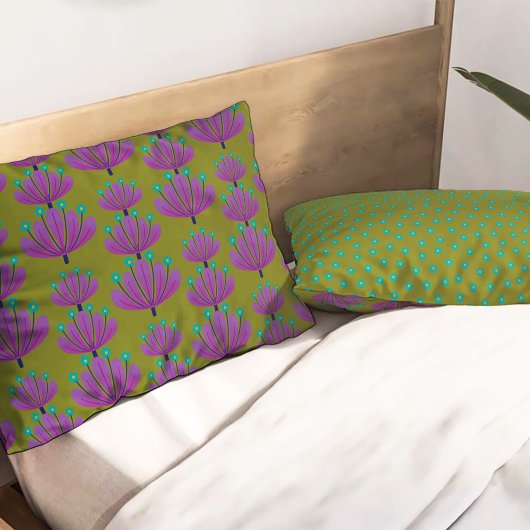 Modern Floral Pattern in Olive Green and Purple Kissenbezug