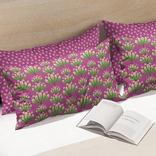 Modern Floral Pattern in Plum and Green Kissenbezug