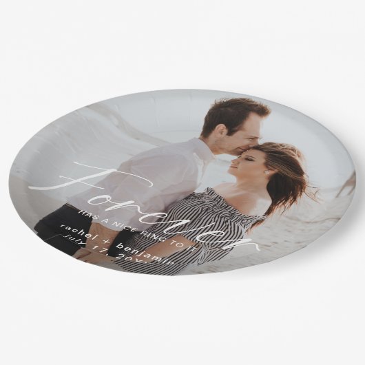 Modern Forever hat eine schöne Ring Foto Verlobung Pappteller (Schrägansicht)