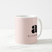 Modern formatierter, rosa Monogramm-Name Kaffeetasse (VorderseiteRechts)