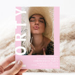 Modern FORTY Foto 40. Geburtstag Party Einladung<br><div class="desc">Moderne 40. Geburtstagsfeier - Design mit einem rosa Hintergrund,  der in jede beliebige Farbe verändert werden kann,  einem Porträtfoto,  dem fett-weißen Schriftart "FORTY" und einem eleganten Geburtstagsgeschenk,  das leicht personalisiert werden kann. Stilvoll,  trendig und perfekt für jedes Alter!</div>