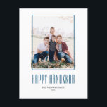 Modern Foto Frame Happy Hanukkah Feiertagspostkarte<br><div class="desc">Happy Hanukkah! Senden Sie Hanukkah Wünsche an Familie und Freunde mit dieser anpassbaren modernen Hanukkah Postkarte. Es zeichnet sich durch moderne Typografie und ein einfaches Foto aus. Personalisieren Sie diese durch Hinzufügen von Namen und Fotos. Diese einfache Happy Hanukkah Postkarte ist auf anderen Cardstock erhältlich.</div>