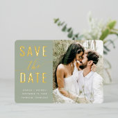 Modern Foto Sage Green Script Save the Date Gold Folieneinladung (Stehend vorne)