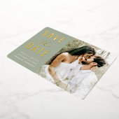 Modern Foto Sage Green Script Save the Date Gold Folieneinladung (Gedreht)
