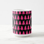 Modern Fuchsia & Black Christmas Tree Monogram Kaffeetasse (Mittel)