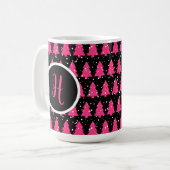 Modern Fuchsia & Black Christmas Tree Monogram Kaffeetasse (Vorderseite Links)