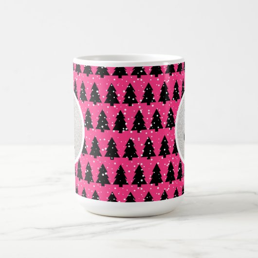 Modern Fuchsia und Black Christmas Tree Monogram Kaffeetasse (Mittel)