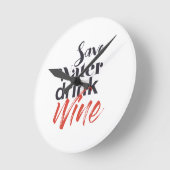 Modern, fun, creative, funny Save Water Drink Wine Runde Wanduhr (Winkel)