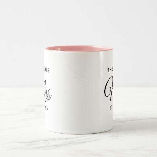 Modern Future Mrs Bride Verlobung Script Zweifarbige Tasse (Mittel)