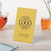 Modern gelbes Firmenlogo Sockelschild (In SItu)