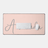 Modern geschriebener Name Blush Pink Schreibtischunterlage (Tastatur & Maus)