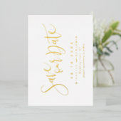 Modern geschriebenes Gold-Script Save the Date ein Folieneinladung (Stehend vorne)