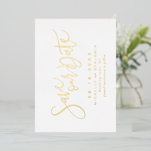 Modern geschriebenes Gold-Script Save the Date ein Folieneinladung (Stehend vorne)