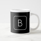 Modern gestyltes Anfangsmonogramm | Weiß und Schwa Jumbo-Tasse (Rechts)