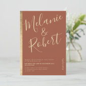 Modern gewachsener Goldstreifen Terracotta Hochzei Einladung (Stehend Vorderseite)