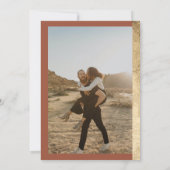 Modern gewachsener Goldstreifen Terracotta Hochzei Einladung (Rückseite)