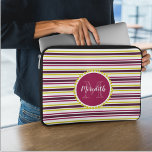 Modern Giralrosa Lila-Gelbe Streifen Monogramm Laptopschutzhülle<br><div class="desc">Diese moderne,  gürtelförmige Notebookhülle weist ein farbenfroh gestreiftes Muster in Weiß,  Gelb,  Rosa und lila mit einem individuelle Name und Monogramm in passenden Farben auf.</div>