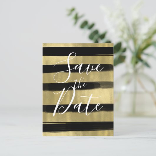 Modern Glam Black Gold Paint Stroke Save the Date Ankündigungspostkarte (Stehend Vorderseite)
