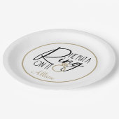 Modern Gold Black Name Er setzte einen Ring darauf Pappteller (Schrägansicht)