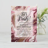 Modern Gold Burgund Pink Marble Fluid Birthday Einladung (Stehend Vorderseite)