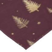 Modern Gold Christmas trees pattern on burgundy Tischdecke (Schrägansicht)