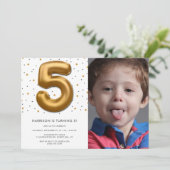 Modern Gold Foil Ballon 5th Birthday Foto Einladung (Stehend Vorderseite)