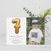Modern Gold Foil Ballon 6. Geburtstag Foto Einladung (Stehend Vorderseite)