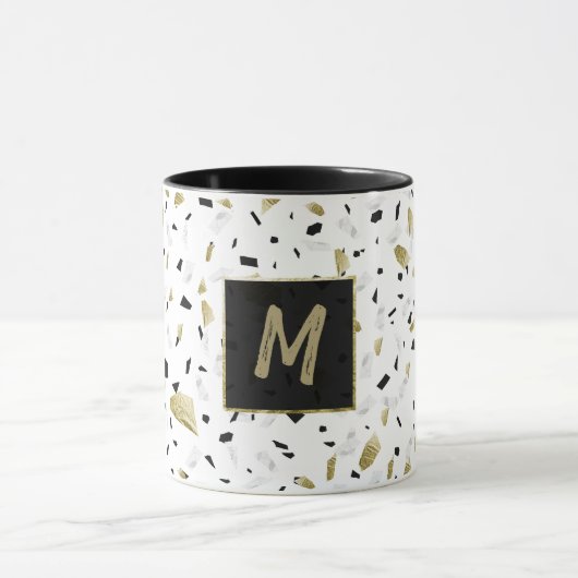 Modern Gold Foil Marble Terrazzo Muster Monogram Tasse (Zentrum)