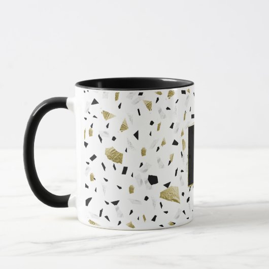 Modern Gold Foil Marble Terrazzo Muster Monogram Tasse (Links)