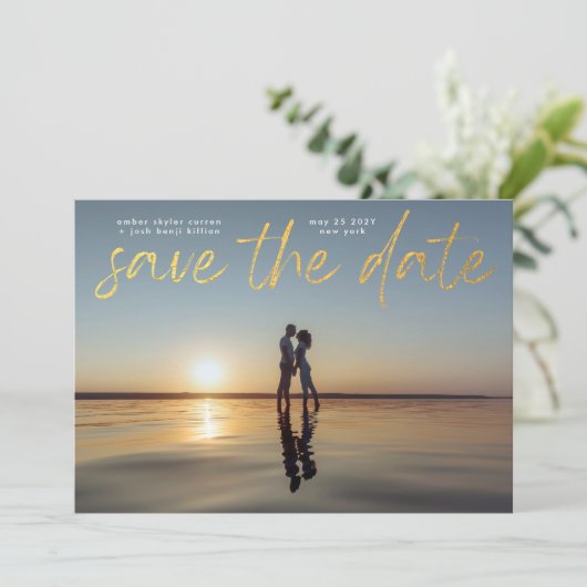 Modern Gold Foil Script QR Code Save the Date Einladung (Stehend Vorderseite)