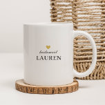 Modern Gold Heart Bridesmaid Geschenk Kaffeetasse<br><div class="desc">Eine maßgeschneiderte Tasse für Brautpaare mit klassisch moderner Kalligraphie und Goldherz-Design.</div>