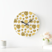 Modern Gold Monstera Tropical Blätter Muster Große Wanduhr (Zuhause)