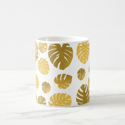Modern Gold Monstera Tropical Blätter Muster Kaffeetasse (Mittel)